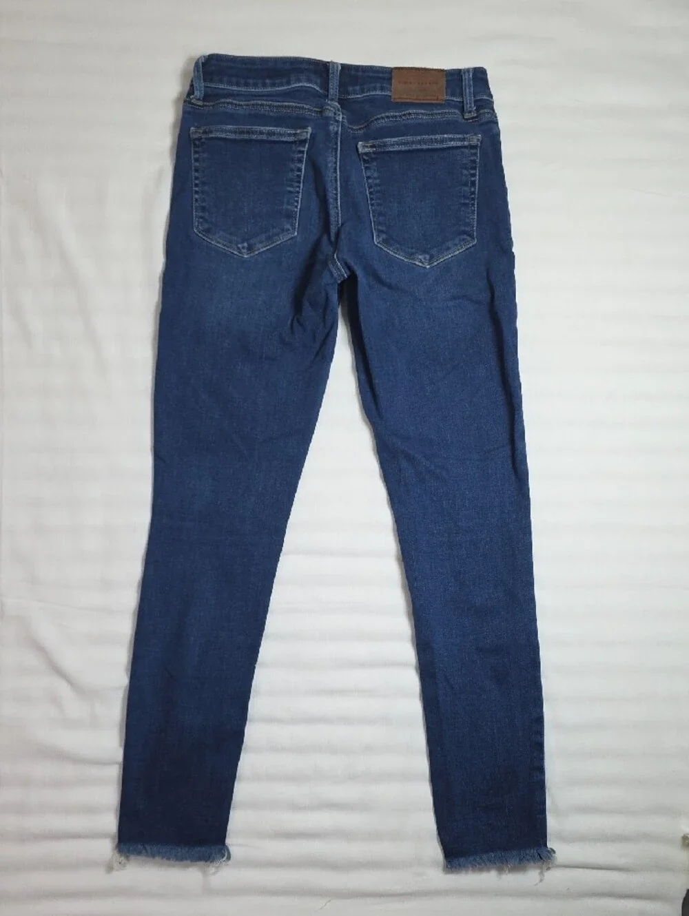 0787 Lucky Brand Women's Dark Indigo Skinny Jeans; 4/27